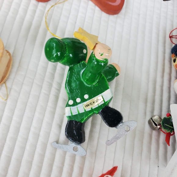 18 Wood Christmas Ornaments 2"-5" Vintage Green Red Wooden Holiday Santa Angel - Picture 8 of 10
